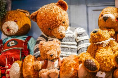 Oyuncak ayı müzesi. Süveter ve elbiseler içinde sevimli oyuncak ayılar. Oyuncak ayı. Kapatın. Shabby. Oyuncak grubu. Oyuncak geçmişi var. 