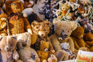 Klasik oyuncak ayılar. Süveter ve elbise giymiş Shabby Sweet Teddy Bears. Çocuk oyuncakları grubu. Oyuncak mağazası. Çek Cumhuriyeti 'ndeki yumuşak ayılar müzesi. 