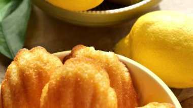 Sarı seramik kasede limonlu bisküvi. 4k görüntü