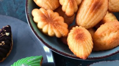 Madeleine Cookies. Nane, çikolata ve jöleli kurabiyeler. Üst Manzara. Fransız mutfağı pastaları. Tatlı Fransız tatlıları. Lezzetli pişmiş yiyecekler.