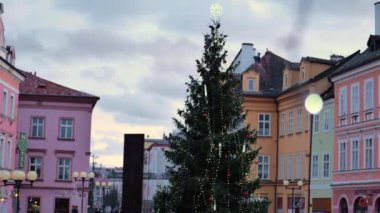 Eski bir Avrupa kasabasının meydanındaki Noel ağacı. Cheb, Çek Cumhuriyeti 'nde yeni yıl ve Noel. Bir Avrupa şehrinde Noel sokak dekorasyonu. Noel şehir dekorasyonu. 4k görüntü