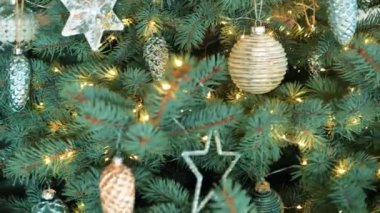 Mavi süslemeli beyaz ve gümüş renkli Noel ağacı süslemeleri. Metal Noel dekoru. Gümüş ve mavi Noel süslemeleri olan mavi ladin. 4k görüntü