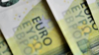 Avro parası. 100 avroluk yakın plan banknotlar. Yakın plan banknotlar. Para birimi notları ve sembolleri. 4k görüntü