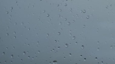 Yağmurlu bir hava. Bardaklara yağmur damlaları. Hareketsiz. Sonbahar yağmurları. 4k görüntü