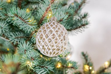  Gümüş tonlarda Noel ağacı süslemeleri. Mavi çelenklerde parlayan kalp süslemeleri. Parlak toplar, mavi ladin dallarındaki yıldızlar.. 