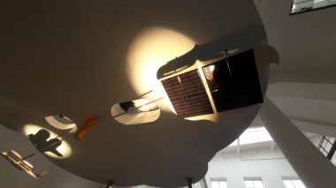 Güneş enerjisi uygulaması. Güneş enerjisiyle ilgili deneyler. Güneş enerjili fan. Güneş enerjili uçak modeli. Güneş ışığı model bir uçağı harekete geçirir. 4k görüntü