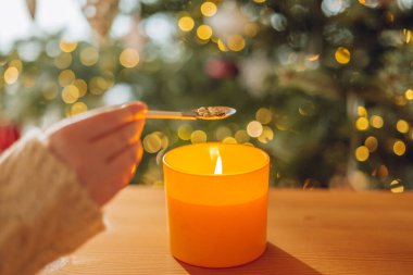 Yeni yıl partisi için eğlenceli bir döküm seti. Noel ağacı zemininde mum alevi üzerinde kaşık içindeki teneke yonca heykelciği. Noel falına hazırlanan kurşun seti.. 