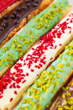  Yenilebilir süslemelerle süslenmiş çıtır gofret tüpü. Wafer pastaları. Yakın çekimde çeşitli gofretler. Kurutulmuş ahududu, şam fıstığı kırıntıları ve çikolatalı gözleme..