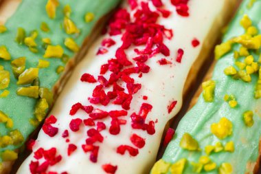 Wafer hamur işleri. Çeşit çeşit waffle dürümleri. Kurutulmuş ahududu, şam fıstığı kırıntıları ve çikolatalı waffle dürümleri..