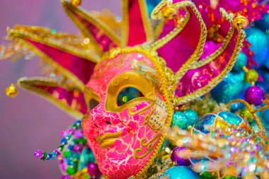  Mor arka planda parlak bir karnaval maskesi. Maskeli, tüylü ve parıltılı bir karnaval arka planı..