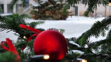 Şehrin sokaklarındaki çelenklerdeki Noel ağaçları. Almanya 'da Noel tatilleri için sokak festivali dekorasyonları. Avrupa' da Noel zamanı. 4k görüntü