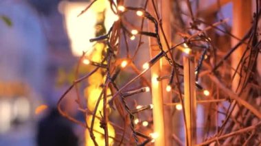 Bulanık bir şehir manzarasına parlayan çelenkler. Işıklarla bulanık güzel bir Noel arkaplanı. Avrupa 'da Noel zamanı. Almanya 'da Noel tatili için festival dekorasyonları. 