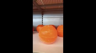 Raftaki dükkanda mumlar var. Çeşitli renklerde yuvarlak parafin mumlar. 4k görüntü