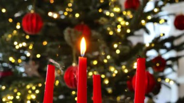 Advent çelengi. Dördüncü Advent sonu. Noel başlıyor. Kırmızı mumlardan Noel çelengi. 4k görüntü