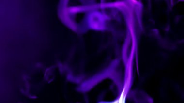 Beyaz duman girdapları. Soyut duman arka plan. Siyah ve mor tonlarda duman ve sisli mistik atmosfer. Yüksek kalite 4k görüntü