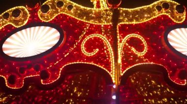 Köpüklü Atlıkarınca yakın plan. Tatiller, panayırlar ve festivaller. Noel tatilleri. Kırmızı altın parlayan panayır atlıkarınca. 4k görüntü