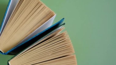 Eğitim konsepti. Kitaplar üst görünümü mavi kapaklarla ayarlar. Döndürme. Bilgi ve öğrenme