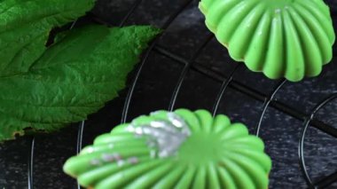Mint Madeleines rafta. Yeşil kremalı ve naneli Madeleine kurabiyeleri. Nane aromalı Fransız tatlısı. Nane özlü Madeleine keki. 4k görüntü