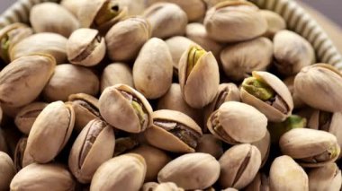 Yeşil yuvarlak fındıklı, yakın plan. Sağlıklı, bitkisel beslenme. Vejetaryen ve vejetaryen yiyecekler. 4k görüntü