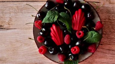 Kiraz ve ahududu ile kırmızı kremalı Madeleine. Kırmızı tatlılar ve tatlılar. Böğürtlenli fırında mal. Fransız kurabiyeleri. 4k görüntü