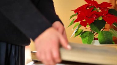 Noel ve kış temaları hakkında kitaplar. Kitapları masaya dizen eller. 4k görüntü