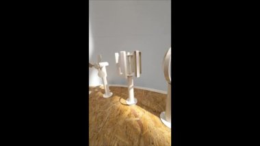 Yel değirmenleri grup modelleri. Yeşil çevre enerjisi. Dikey video. Ekolojik bir deney için modeller. Yüksek kalite 4k görüntü