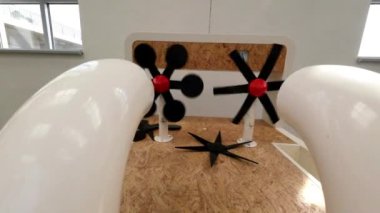 Rüzgâr enerjisi kavramı. Hayran modelleri hava basıncı altında döner. Yeşil ekolojik bir deney için modeller. Yüksek kalite 4k görüntü