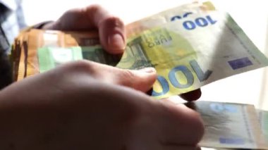 Mali yeniden sayım. Elde yığınla para. Avro banknotları ellerinde. Eller yakın plan banknotları sayıyor. Yüksek kalite 4k görüntü