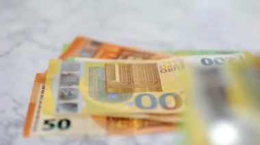 AB parası. Finans yeniden sayılıyor. Masada iki yüz yüz euro var. Avro Bölgesi 'nde Sosyal Ödemeler ve Yardımlar. 4k görüntü