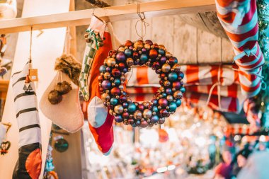 Noel havası. Noel pazarları, Noel çelenkleri, oyuncaklar, balolar ve bulanık Noel pazarındaki süslemeler. Çok güzel Noel süslemeleri. Yumuşak odak. 