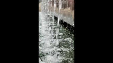 Su jetleri arka planda. Dikey video. Dereler ve su damlaları. Su dokusu. 4k görüntü