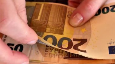 AB Parası. banknotları, Avro Bölgesi 'ndeki sosyal ödemeleri ve yardımları sayma konusunda yakın plan. Avro banknotları ellerde. Finans yeniden sayıyor. 4k görüntü