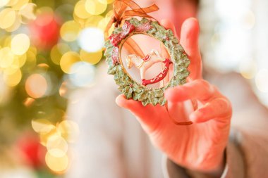 Noel Süsü Elde Tutuluyor. Noel oyuncakları ve süslemeler Noel ağacındaki bir kadının ellerinde..