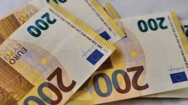 Masada iki yüz yüz euro var. AB parası. Avro Bölgesi 'nde Sosyal Ödemeler ve Yardımlar. Finans yeniden sayılıyor. 4k görüntü