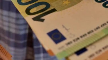 Euro banknotları. Finans yeniden sayımı: elimizde bir yığın para var. AB parası. 4k görüntü