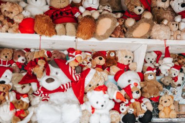 Kutlama Doldurulmuş Tatil Sakalları Koleksiyonu. Noel Şapkalı Doldurulmuş Hayvanlar Koleksiyonu. Kutup Ayısı, Kırmızı Fular 'la pelüş oyuncak. Doldurulmuş Oyuncak Ayı Koleksiyonu.
