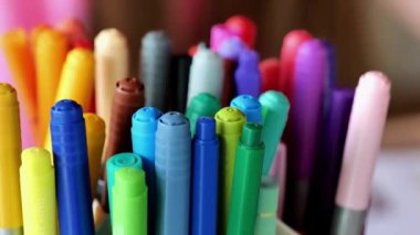 Çocuk çizimi. Resim eğitimi. Childs 'ın eli yakın plan kalem alıyor. Çizim ve yaratıcılık kavramı.