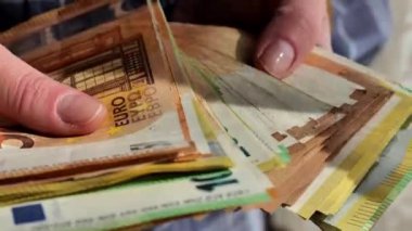 Para el ele tutuştur. Nakit kazan ve büyük kazan. Euro banknotları. Sağlam ikramiye. Avro banknotları dolu. Yüksek kalite 4k görüntü