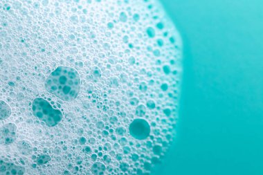 Beyaz köpük köpükler mavi bir arka planda. Temizlik ve hijyen kavramı. Köpük Su Sabunu köpüğü köpük köpüğü. Köpük temizlik ürünleri. Doku köpüğü yakın çekim. sabun köpükleri arka plan. 