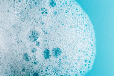 sabun köpüğü arka planda. Köpüklü köpükler mavi arka planda. Temizlik ve hijyen konsepti. Köpüklü sabun köpüğü köpüğü..