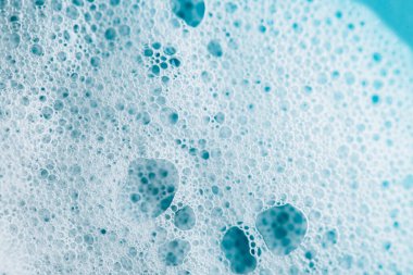 Mavi Yüzeyde Sabun köpükleri. Köpük temizleme ürünleri. Doku köpüğü yakın çekim. Temizlik ve hijyen konsepti.. 