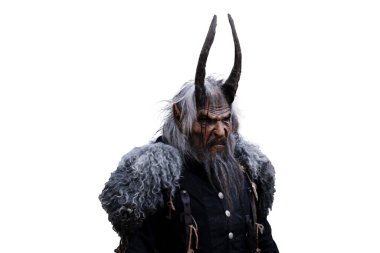 Krampus iblisi beyaz arka planda izole edildi. Şeytani kostümlü karakter. Duygusal Krampus portresi. Krampus canavarının şeytan yüzü. Geleneksel kültür folklor kış festivali. Karnaval kostümleri. 