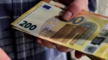 Sosyal ödemeler ve sosyal yardımlar. Ellerinde bir tomar para var. Euro banknotları. Nakit kazanç ve yüksek kazanç. Sağlam ikramiye. Avro banknotları dolu. 4k görüntü