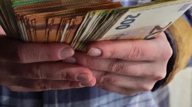 Para el ele tutuştur. Nakit kazan ve büyük kazan. Euro banknotları. Sağlam ikramiye. Avro banknotları dolu. 4k görüntü