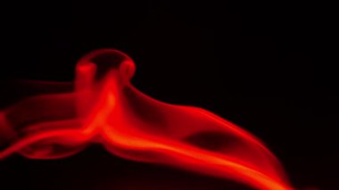 Siyah arka planda kırmızı duman. Suç ve suç duvar kâğıdı. Siyah ve kırmızı tonlarda duman. Karanlıkta kırmızı duman. Karanlık atmosferde. 4k görüntü