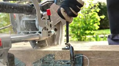 Tahtayı kesiyordum. Testereyle kesme işlemi sırasında odun tozu testereden uçar. Heideck, Almanya. 21 Haziran 2023. Ahşap işçiliği için ekipman. Marangozlar çalışır. 4k görüntü