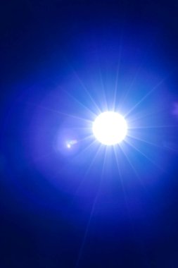  Lens alevi. Işığın parlaklığı. Karanlıkta ışık yansımaları. Gece karanlığında bir fenerin mavi ışığı güzel bir arka plan ve hafif bir ışık..