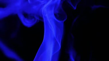 Siyah arka planda mavi duman. Dalgalar ve zigzaglar halinde duman. Mavi tonlarda desen. Duman altı duvar kağıdı. Karanlık atmosfer. 4k görüntü