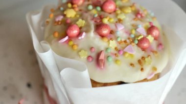 Paskalya pastası ve pastel renkli yumurta. Katolik ve Ortodoks bahar tatilleri için yiyecek. 4k görüntü