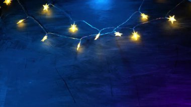 Mavi arkaplanda sarı yıldızlı bir Noel modeli. Yazı için alan. Mavi arkaplanda sarı yıldızlar. 4k görüntü